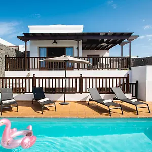 Stylish 6 Bedroom Princesa - Hot Tub - Heated Pool - Near & Waterparks Villa Playa Blanca (Lanzarote)